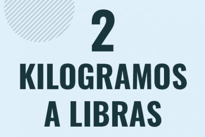 Profesor en pizarra explicando cuanto es 2 kilogramos en libras o como pasar de 2 kg a lb