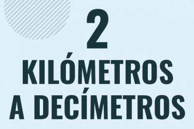 Profesor en pizarra explicando cuanto es 2 kilometros en decimetros o como pasar de 2 km a dm