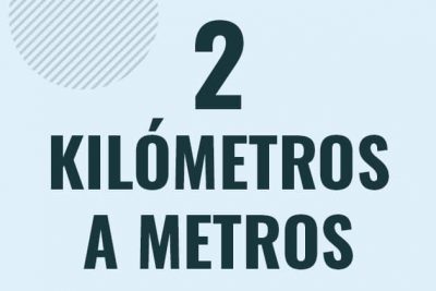 Profesor en pizarra explicando cuanto es 2 kilometros en metros o como pasar de 2 km a m