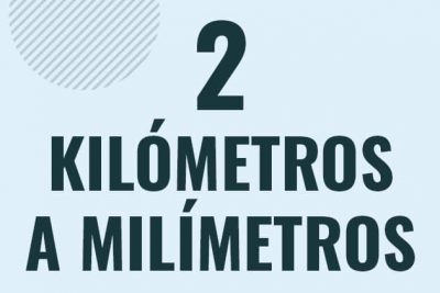 Profesor en pizarra explicando cuanto es 2 kilometros en milimetros o como pasar de 2 km a mm
