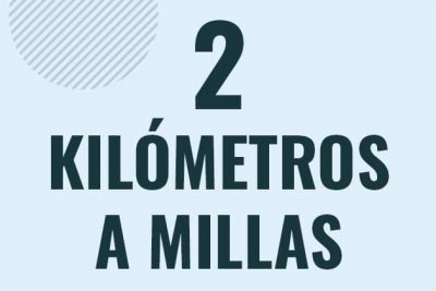 Profesor en pizarra explicando cuanto es 2 kilometros en millas o como pasar de 2 km a mi