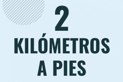 Profesor en pizarra explicando cuanto es 2 kilometros en pies o como pasar de 2 km a ft
