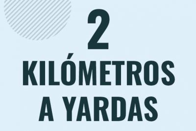 Profesor en pizarra explicando cuanto es 2 kilometros en yardas o como pasar de 2 km a yd