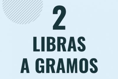 Profesor en pizarra explicando cuanto es 2 libras en gramos o como pasar de 2 lb a g