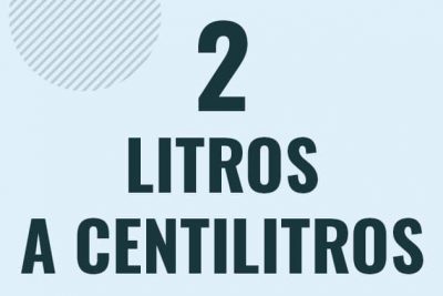 Profesor en pizarra explicando cuanto es 2 litros en centilitros o como pasar de 2 l a cl