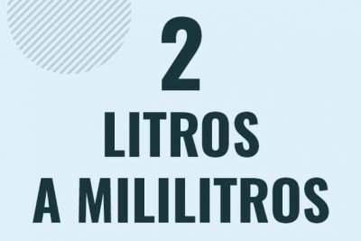 Profesor en pizarra explicando cuanto es 2 litros en mililitros o como pasar de 2 l a ml