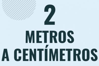 Profesor en pizarra explicando cuanto es 2 metros en centimetros o como pasar de 2 m a cm