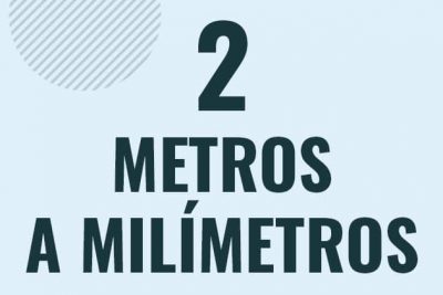 Profesor en pizarra explicando cuanto es 2 metros en milimetros o como pasar de 2 m a mm