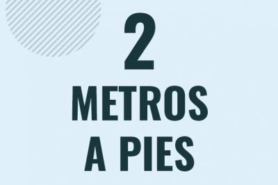 Profesor en pizarra explicando cuanto es 2 metros en pies o como pasar de 2 m a ft