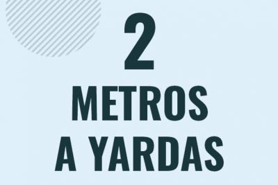 Profesor en pizarra explicando cuanto es 2 metros en yardas o como pasar de 2 m a yd