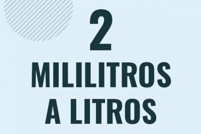 Profesor en pizarra explicando cuanto es 2 mililitros en litros o como pasar de 2 ml a l