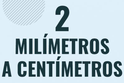 Profesor en pizarra explicando cuanto es 2 milimetros en centimetros o como pasar de 2 mm a cm