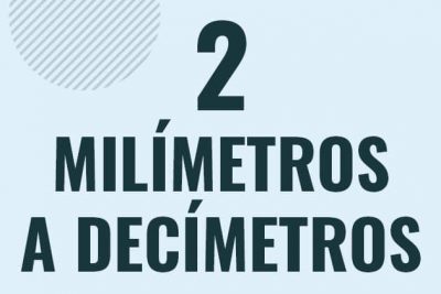 Profesor en pizarra explicando cuanto es 2 milimetros en decimetros o como pasar de 2 mm a dm