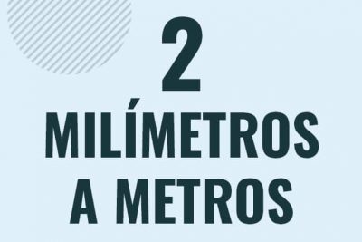 Profesor en pizarra explicando cuanto es 2 milimetros en metros o como pasar de 2 mm a m