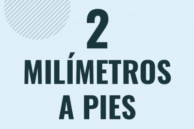 Profesor en pizarra explicando cuanto es 2 milimetros en pies o como pasar de 2 mm a ft