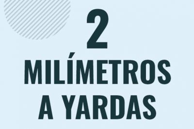 Profesor en pizarra explicando cuanto es 2 milimetros en yardas o como pasar de 2 mm a yd
