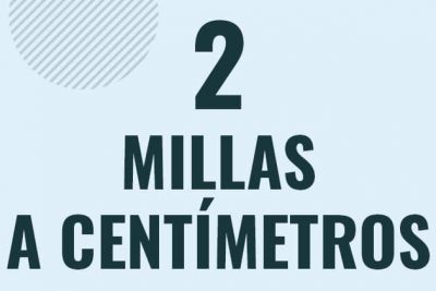 Profesor en pizarra explicando cuanto es 2 millas en centimetros o como pasar de 2 mi a cm