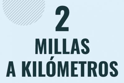 Profesor en pizarra explicando cuanto es 2 millas en kilometros o como pasar de 2 mi a km