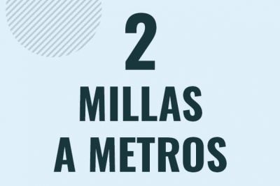 Profesor en pizarra explicando cuanto es 2 millas en metros o como pasar de 2 mi a m