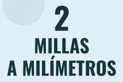 Profesor en pizarra explicando cuanto es 2 millas en milimetros o como pasar de 2 mi a mm