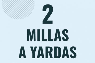 Profesor en pizarra explicando cuanto es 2 millas en yardas o como pasar de 2 mi a yd