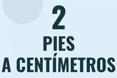 Profesor en pizarra explicando cuanto es 2 pies en centimetros o como pasar de 2 ft a cm