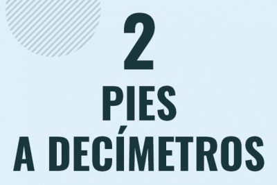 Profesor en pizarra explicando cuanto es 2 pies en decimetros o como pasar de 2 ft a dm