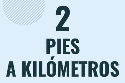 Profesor en pizarra explicando cuanto es 2 pies en kilometros o como pasar de 2 ft a km