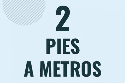 Profesor en pizarra explicando cuanto es 2 pies en metros o como pasar de 2 ft a m