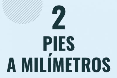 Profesor en pizarra explicando cuanto es 2 pies en milimetros o como pasar de 2 ft a mm