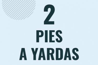 Profesor en pizarra explicando cuanto es 2 pies en yardas o como pasar de 2 ft a yd