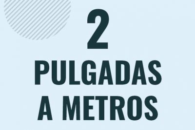 Profesor en pizarra explicando cuanto es 2 pulgadas en metros o como pasar de 2 in a m