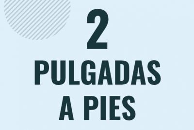 Profesor en pizarra explicando cuanto es 2 pulgadas en pies o como pasar de 2 in a ft