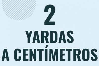 Profesor en pizarra explicando cuanto es 2 yardas en centimetros o como pasar de 2 yd a cm