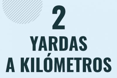 Profesor en pizarra explicando cuanto es 2 yardas en kilometros o como pasar de 2 yd a km