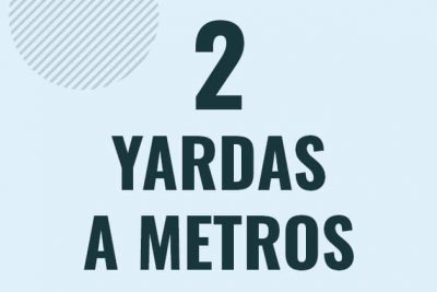 Profesor en pizarra explicando cuanto es 2 yardas en metros o como pasar de 2 yd a m