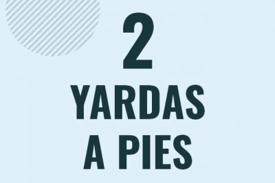 Profesor en pizarra explicando cuanto es 2 yardas en pies o como pasar de 2 yd a ft