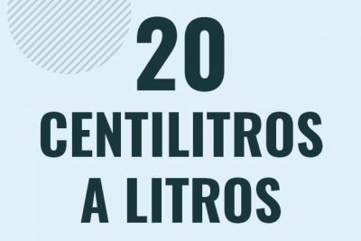 Profesor en pizarra explicando cuanto es 20 centilitros en litros o como pasar de 20 cl a l