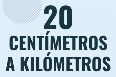 Profesor en pizarra explicando cuanto es 20 centimetros en kilometros o como pasar de 20 cm a km