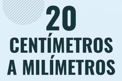 Profesor en pizarra explicando cuanto es 20 centimetros en milimetros o como pasar de 20 cm a mm