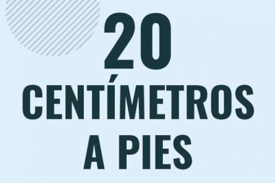 Profesor en pizarra explicando cuanto es 20 centimetros en pies o como pasar de 20 cm a ft