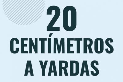 Profesor en pizarra explicando cuanto es 20 centimetros en yardas o como pasar de 20 cm a yd
