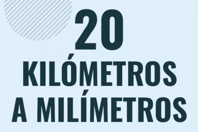 Profesor en pizarra explicando cuanto es 20 kilometros en milimetros o como pasar de 20 km a mm