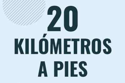 Profesor en pizarra explicando cuanto es 20 kilometros en pies o como pasar de 20 km a ft