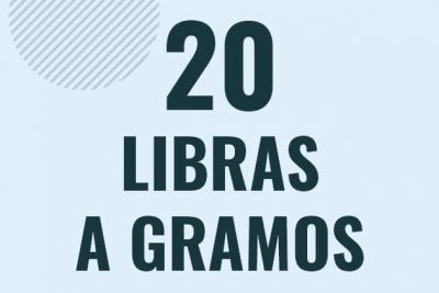 Profesor en pizarra explicando cuanto es 20 libras en gramos o como pasar de 20 lb a g