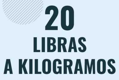 Profesor en pizarra explicando cuanto es 20 libras en kilogramos o como pasar de 20 lb a kg