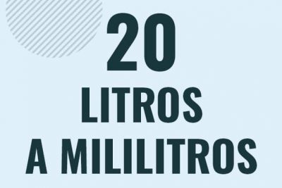 Profesor en pizarra explicando cuanto es 20 litros en mililitros o como pasar de 20 l a ml