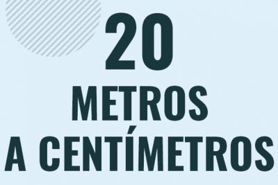 Profesor en pizarra explicando cuanto es 20 metros en centimetros o como pasar de 20 m a cm