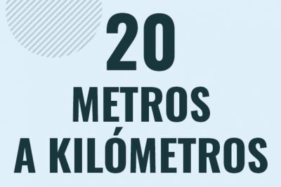 Profesor en pizarra explicando cuanto es 20 metros en kilometros o como pasar de 20 m a km