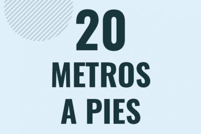 Profesor en pizarra explicando cuanto es 20 metros en pies o como pasar de 20 m a ft
